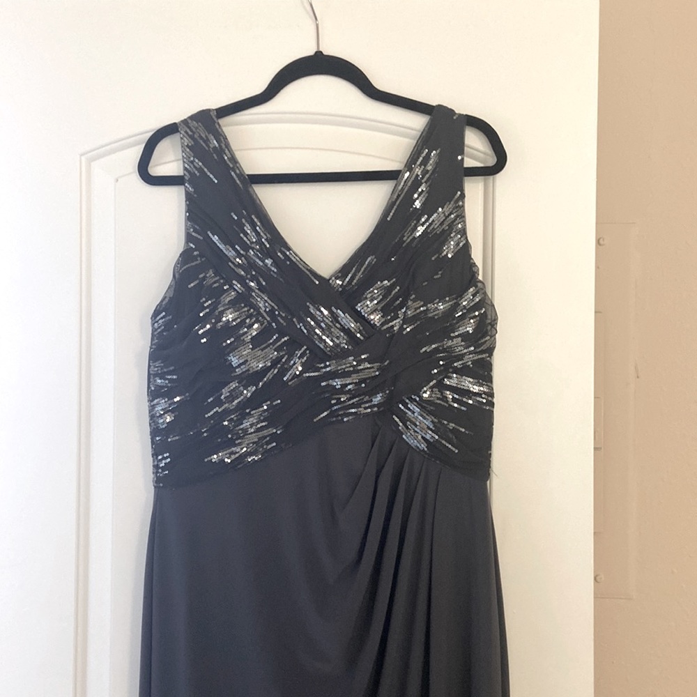 Ralph Lauren Evening - Formal Gown - Grey / Silver Size 14 . Back  zip